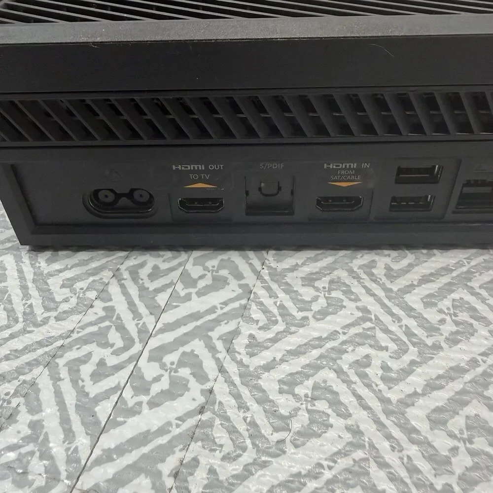 Xbox One Model 1540 Black Console Only WON'T READ DISCS Powers On- Parts/Repairs